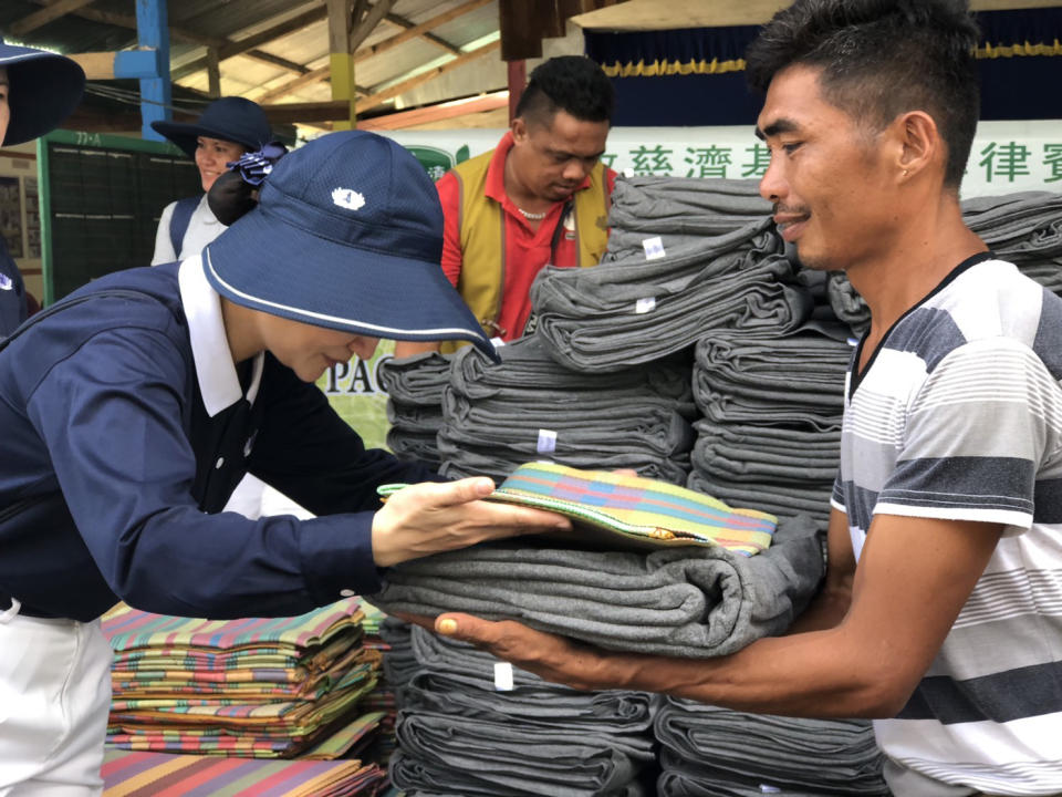 菲律賓南部民答那峨島地震災情，慈濟納卯志工得知災區急需淨水、毛毯後立即啟動備災物資發放。(圖：慈濟菲律賓分會提供)