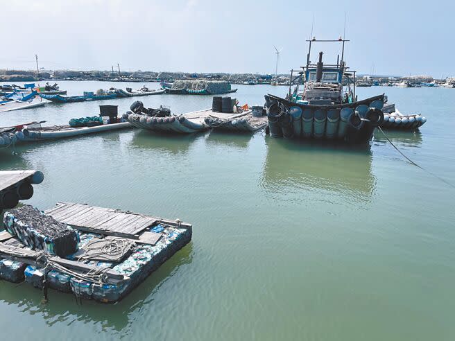 雲林縣口湖鄉萡子寮漁港淤積嚴重，衍生海水倒灌、無法順利進出漁港等問題，該地又地層下陷嚴重，無法加高堤防，問題頗為棘手。（周麗蘭攝）