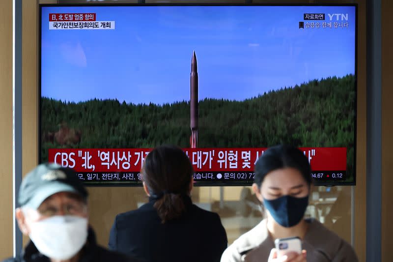 Unas personas observan un televisor que emite una noticia sobre el lanzamiento de un misil balístico por parte de Corea del Norte frente a su costa oriental, en Seúl, Corea del Sur