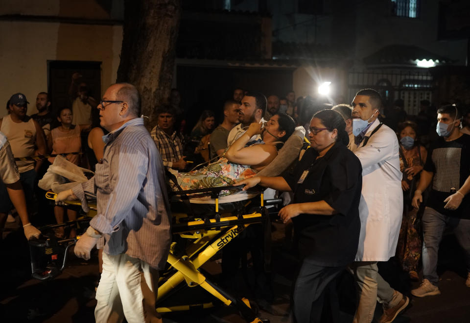 Uno de varios pacientes son evacuados de un hospital en llamas en Río de Janeiro, la noche del jueves 12 de septiembre de 2019. (AP Foto/Leo Correa)