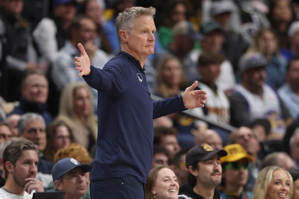 Steve Kerr, entrenador de los Golden State Warriors, se quejó de las faltas marcadas a favor de Nikola Jokic, de los Denver Nuggets, en el encuentro disputado en Navidad. (Photo by Matthew Stockman/Getty Images)