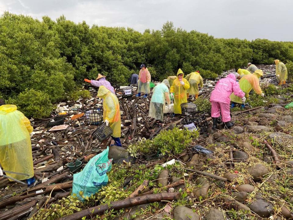 為了響應世界海洋日活動，嘉義縣、雲林縣跨縣市淨海，回收廢棄寶特瓶。   圖：嘉義縣政府/提供