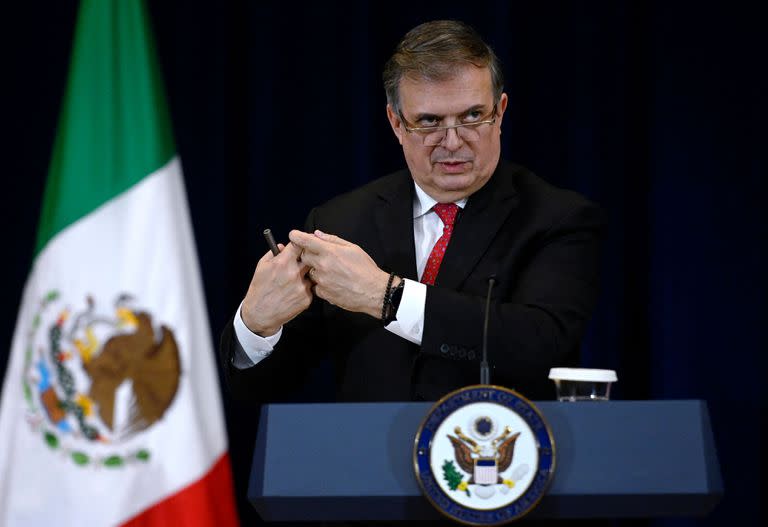 (ARCHIVO) El Secretario de Relaciones Exteriores de México, Marcelo Ebrard, habla durante una conferencia de prensa en el Departamento de Estado en Washington, DC, el 13 de octubre de 2022. (Foto de OLIVIER DOULIERY / AFP)