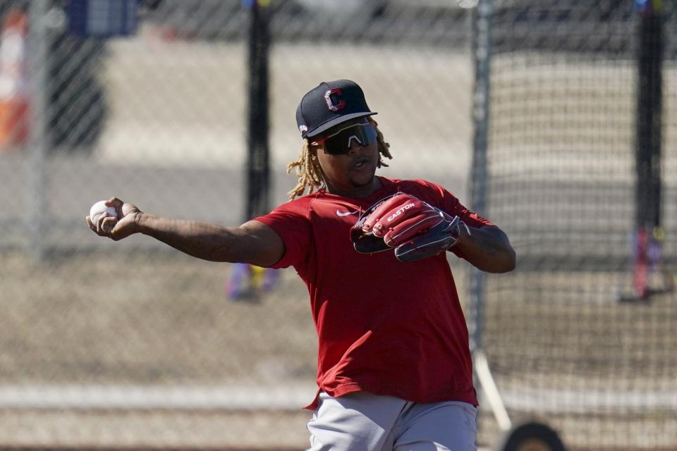 El tercera base de los Indios de Cleveland José Ramírez durante un entrenamiento, el lunes 22 de febrero de 2021, en Goodyear, Arizona. (AP Foto/Ross D. Franklin)