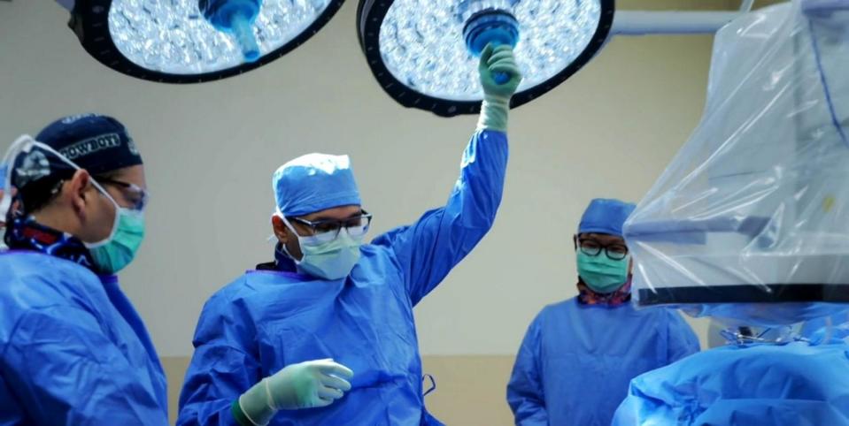 PHOTO: Doctors prepare for a leg lengthening surgery. (ABC News)