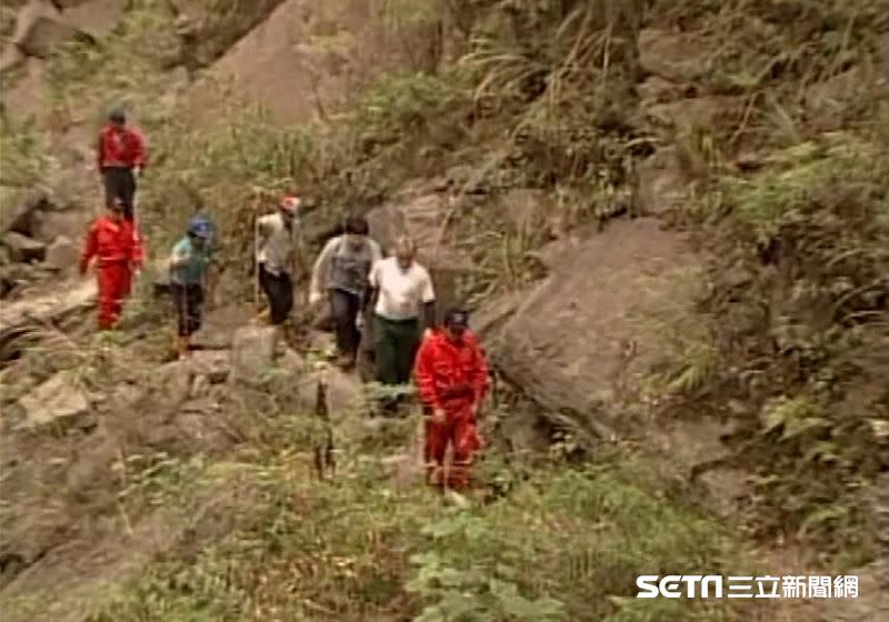 當年的搜救、搜尋狀況和人員，他們一次次陪著費爾進入險峻的阿里山深山裡。（上圖／資料照；下圖／費爾的旅程授權提供）