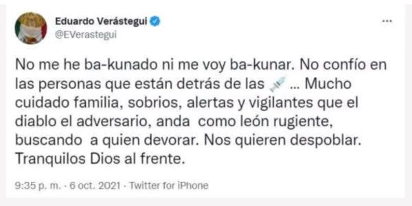 “Amor, Patria y Familia” es el lema del productor Eduardo Verástegui y de otros actores políticos de América Latina que están en contra del aborto y lo que denominan “ideología de género”. En sus redes difunden desinformación antiderechos e incluso discurso de odio contra la comunidad LGBT, y contra quienes estén a favor de la interrupción legal del embarazo. “Quieren adoctrinar a los niños de México”, "Destruir la institución de la familia", "Pervertir a tus hijos", son solo algunas de las frases que se pueden encontrar en los videos y post de de José Eduardo Verástegui Córdoba, quien se proclama cristiano y activista defensor de los derechos tradicionales, y que actualmente recopila firmas para aspirar a la presidencia de México en 2024. Los comentarios que hace no solo se quedan en sus cuentas personales, sino que toda una red de grupos en WhatsApp y asociaciones civiles registradas en México amplifican sus dichos, además de promover su aspiración presidencial. Entre las agrupaciones están: Movimiento Restaurador Viva México, Gestación de Proyectos Sociales, Coordinadora de servicios de apoyo a la familia - Red Familia, Activate (perteneciente a Red Familia), Vida y Familia México e Incluyendo México, solo por mencionar algunas. En total, encontramos 33 grupos en Whatsapp en donde se comparte contenido de cuentas y páginas que desinforman principalmente sobre aborto, comunidad LGBTI+ y feminismo en otras redes como YouTube, Facebook, X (antes Twitter). Cuentas que, por cierto, pertenecen a fundaciones con las que el mismo Verástegui sostiene vínculos. En algunos casos, la narrativa antiderechos también se gesta en un contexto de polarización política previo a las próximas elecciones de 2024. Una red que se extiende por WhatsApp La red con la que Verástegui desinforma se extiende por diferentes plataformas, una de ellas es Whatsapp. Aquí identificamos toda una comunidad llamada “Verástegui-Presidente 2024”, misma que aglutina a 33 grupos de Whatsapp con nombres como “Apoyo a Verástegui”, “Bien”, “Yo soy México y voy por México”, entre otros. Los grupos fueron creados entre julio y septiembre de 2023. Algunos son dirigidos a la comunidad latina que vive en Estados Unidos y para unirse es necesario que los administradores acepten la solicitud. El grupo “Verástegui-Presidente 2024”, por ejemplo, fue creado el 26 de julio de 2023, cuenta con 785 participantes. Ese chat es administrado por Raúl Tortolero, quien además de pedir apoyo para la aspiración presidencial de Verástegui, difunde desinformación, comparte enlaces a otras cuentas en redes sociales que también desinforman y alimenta una narrativa de odio y antiderechos. IMAGEN 1 Con frecuencia, en dicho chat se comparte contenido del canal de YouTube de Tortolero en donde tiene más de siete mil suscriptores. Ejemplo de ello es el video publicado el pasado 5 de agosto en donde Tortolero asegura que los libros de texto gratuitos de la Secretaría de Educación Pública (SEP) “hipersexualizan a los niños”. A lo largo de 33 minutos, hace mención de afirmaciones falsas como que "desde primero de primaria les están proponiendo que las relaciones sexuales con un hombre, con una mujer con los dos, la cuestión transexual, que te enamores de un árbol, de un perro, de una cosa, de un muerto y hasta abriendo la puerta para la pedofilia (sic)". Pero contrario a lo que afirma Tortolero, en una revisión a los libros mencionados no se encontró ningún contenido que promueva en las infancias el tener relaciones sexuales con objetos, ni con otras personas. Tortolero, además, pide donativos en sus redes sociales para “poder continuar la lucha por valores cristianos”. Otra de las páginas que encontramos en esta red es “Guardianes De La Libertad”, que también difunde desinformación y discurso de odio. Por ejemplo, en una publicación realizada el pasado 11 de septiembre cuestionan: “¿Estás de acuerdo que la ideología transexual es un trastorno de salud mental, qué debe ser prohibido en nuestra sociedad?”. Dicha publicación ya cuenta con más de 12 mil reproducciones, pero no tiene sustento pues la transexualidad ya no forma parte de la Clasificación Estadística Internacional de Enfermedades y Problemas Relacionados con la Salud de la Organización Mundial de la Salud (OMS). La desinformación y su red La desinformación también es una característica propia de las cuentas personales y oficiales del aspirante presidencial. El 31 de marzo de 2023, por ejemplo, Eduardo Verástegui compartió en su cuenta de Facebook una imagen donde se puede observar la portada de un medio estadounidense y la fotografía de cuatro perpetradores de tiroteos en aquel país, quienes se identificaron como personas transgénero y no binarias. En dicha imagen se puede leer “El tirador de Colorado Springs fue identificado como no binario. El tirador de Denver se identificó como trans. El tirador de Aberdeen identificado como trans. El tirador de Nashville identificado como trans”. La publicación incluye el mensaje: “Ya vimos lo que puede suceder con las personas trans a consecuencias de la confusión…”, dando a entender que las personas que no se identifican como cisgénero son los mayores agresores. De acuerdo a datos del The Violence Project, el tirador de Nashville es el primer caso con un perpetrador trans. El Departamento de Seguridad Nacional de Estados Unidos realizó el informe de Ataques Masivos en Espacios Públicos: 2016-2020 que revela que de acuerdo con los análisis anteriores del Servicio Secreto de ataques masivos, casi todos los 180 atacantes (n = 172, 96 %) en el estudio eran hombres. Tres atacantes eran transgénero y cinco mujeres. IMAGEN 2 Pero la desinformación antiderechos no es la única que Verástegui comparte con sus seguidores de redes sociales, de hecho, durante la pandemia mantuvo una posición antivacunas en su cuenta de Twitter. El 6 de octubre de 2021, señaló que él no se vacunaría por desconfiar de las personas que fabricaron el biológico, también aseguró que “nos quieren despoblar”. Lo cual coincide con teorías de la conspiración que sin ningún sustento y contrario a la evidencia científica, aseguraron que la pandemia de COVID-19 había sido creada de forma intencional con fines de control mundial. Luego de eso, su cuenta fue suspendida por algunas horas. IMAGEN 3 Fundaciones que hacen eco de la desinformación De acuerdo a datos de la Secretaría de Economía, Jesús Eduardo Verástegui es socio, junto con su primo, Tomas Córdoba González y Ferdinard Isaac Recio López, de la fundación Movimiento Restaurador Viva México A.C. con RFC MRV200529J64, la cual ha publicado mensajes desinformantes. El 28 de abril de 2023 la cuenta de Movimiento Viva México así como la de Verástegui compartieron una imagen del “Festival Drag” que se llevó a cabo en Ciudad de México. En ambas cuentas sus mensajes fueron en contra de la comunidad LGBT llamándolos “diversos” en modo despectivo. Dicho evento se llevó a cabo en el marco del día de las infancias en CDMX en busca de fomentar la tolerancia y el respeto. En el mensaje que compartió Eduardo Verástegui sobre el mismo tema, preguntó a Claudia Sheinbaum si tenía intención de legalizar la pedofilia en México. Dando la falsa idea de que la entonces jefa de gobierno y los participantes al evento promovieron el delito de la pederastia, lo cuál no tiene ningún sustento. IMAGEN 4 Y 5 En un post de Facebook el Movimiento Viva México menciona que nuestro país “es el mayor proveedor de víctimas en el flagelo de la trata para la explotación sexual de los niños”. IMAGEN 6 De acuerdo a un informe presentado en 2013 por la Comisión Nacional de Derechos Humanos llamado “Diagnóstico sobre la Situación de la Trata de Personas en México”, en 2008 México fue el primer proveedor de víctimas de trata a Estados Unidos, el segundo en 2009, el tercero en 2010 y nuevamente el primero en 2011 y 2012, según informes del Departamento de Estado estadounidense. La Red por los Derechos de la Infancia (REDIM) mencionó en su informe sobre Trata de personas de niñas, niños y adolescentes en México, con cierre a junio del 2023, que cerca del 34% de las víctimas de tratra de personas son niñas, niños y adolescentes, siendo nuestro país el tercero a nivel mundial en materia de trata de personas con fines de explotación sexual y mendicidad de menores. Cabe señalar que Ferdinard Isaac Recio López, socio de Eduardo Verástegui, es socio fundador de Acuerdos y Soluciones, S.C. misma que se encarga de realizar acciones de cabildeo en nombre de iglesias y asociaciones pro vida, pro familia y pro valores fundamentales, con el objetivo de promover y proteger sus intereses. Regina Eugenio Díaz Royo, fue Coordinadora de Operación y Administración en Movimiento Viva México, A.C., actualmente se encuentra en la gerencia de desarrollo institucional Gestare AC - Gestación de Proyectos Sociales, A.C. GPS1512035Q, donde su director es José Ángel Soubervielle, fundador de Activate A.C., marca registrada y perteneciente a Red Familia (Coordinadora de servicios de apoyo a la familia AC - CSA020125G6A), donde el director es Mario Alberto Romo Gutierrez pero también tiene el registro de marca de GESTARE. Entre las donataria de Red Familia se encuentra Maria Guadalupe Mariscal y Torroella quien es la Fundadora de Vida y Familia México AC - VIFAC VFA850426254 y Luis Guillermo Zazueta Dominguez, fundador de Incluyendo México y presidente del Comité de Auditoría de Altos Hornos de México. IMAGEN 7 En la página de Facebook de Red Familia hay una publicación del 28 de noviembre donde se puede ver a Mario Romo en la portada de una nota del medio cronica.com.mx titulada “Degollar a un bebé mientras nace podría ser legal en México”, la cual es una cita de una entrevista que le hizo el portal. Durante la entrevista Mario Romo menciona que se quiere imponer el aborto en todo el país, en cualquier etapa del embarazo e incluso al nacer: “aborto por nacimiento parcial, que permite matar al niño degollándolo durante el parto”, dicha postura desinformante también fue compartida por Activate A.C. y el actor Eduardo Verástegui, todo esto se dio tras una propuesta de ley realizado por la senadora de Morena ​​Martha Lucía Mícher Camarena. IMAGEN 8 Pero… ¿en realidad el senado aprobará que el “aborto por nacimiento parcial”? No. Las afirmaciones realizadas por Eduardo Verástegui y Mario Romo son falsas. IMAGEN 9 Los ejes centrales del dictamen de ley incluían una educación sexual integral, acceso a métodos anticonceptivos, salud neonatal, salud sexual y reproductiva, y objeción de conciencia con base a lo que sentenció la Corte. Esto quiere decir que, tanto en la ley General de Salud y en el Código Penal Federal, no se iba a poder criminalizar a las mujeres o personas gestantes que decidan interrumpir su embarazo. Lamentablemente la propuesta tuvo que ser retirada por la campaña de difamación y ataques en contra de la senadora de Morena. En otra publicación la Red Familia menciona que la Cámara de Diputados quiere incluir el término autonomía reproductiva en la constitución y que este implica “aceptar el aborto y atentar contra la vida de bebés indefensos”. Fue la diputada Aleida Alavez Ruiz, de Morena, quien propuso incluir en el párrafo segundo del artículo 4º constitucional que “Toda persona tiene derecho a la autonomía reproductiva, esto es, a decidir de manera libre, responsable, informada y segura, sobre tener hijas e hijos o no, con quién y el número e intervalo entre éstos, a recibir servicios para acceder al más alto nivel de salud sexual y reproductiva, así como la prevención, sanción y reparación del daño por esterilización involuntaria o de cualquier otro método anticonceptivo forzado”. IMAGEN 10 En otra publicación de Red Familia mencionan que el aborto no fue despenalizado y que solamente las personas afiliadas a la asociación civil GIRE pueden acceder a la interrupción legal del embarazo. El 06 de septiembre del 2023 se despenalizó por vía judicial el aborto en el Código Penal Federal, por lo que cualquier mujer que quiera abortar en México podrá hacerlo en cualquier institución federal sin ser necesario que pertenezca a la A.C GIRE. Además, insisten en reproducir la falsa idea de que el aborto seguro no existe. Lo cual es falso, puesto que la Organización Mundial de la Salud (OMS) señala que: “El aborto es un procedimiento médico habitual. Es seguro cuando se utiliza un método recomendado por la OMS que resulta también adecuado teniendo en cuenta el tiempo de embarazo y lo practica una persona que posee los conocimientos necesarios”. IMAGEN 11 Otro de los dichos desinformantes que pudimos detectar se publicó en la cuenta de Red Familia y las cuentas oficiales de Eduardo Verástegui, en ellas se menciona que el aborto es un crimen y que es una forma de violencia contra la mujer. Sin embargo, contrario a lo que señalan, especialistas en derechos humanos coinciden en que negar el aborto es realmente una forma de violentar los derechos de la mujer y personas con capacidad de gestar. Por ejemplo, Karim Lahidji, presidente de la Federación Internacional de los Derechos Humanos, señala que la prohibición del aborto es un acto de violencia contra las mujeres “estas leyes son violentas e incluso, a veces, mortales. Además de regir el cuerpo de las mujeres, les empuja a practicar un aborto clandestino, lo que conlleva riesgos considerables para su salud y su vida. En las adolescentes, continuar con el embarazo provoca desastres tanto en su cuerpo como en su futuro”. IMAGEN 12 Verástegui conservador por el mundo La Unión Conservadora Estadounidense cada año organiza la Conferencia Política de Acción Conservadora (CPAC). En el año 2022 la sede fue México, esta se llevó a cabo gracias al apoyo de la AC Movimiento Restaurador Viva México y el registro de la marca CPAC México la realizó Eduardo Verastgui, así consta en documentos del Instituto Mexicano de Propiedad Intelectual. IMAGEN 13 En dicho evento el actor y activista conservador dio un discurso donde replicó la desinformación. Por ejemplo, señaló que el presidente de México, Andrés Manuel López Obrador, quiere prohibir los nacimientos “...¡hasta quiere cancelar una de las expresiones culturales más importantes de nuestro pueblo, los nacimientos navideños! ¡Y no falta el legislador oficialista que pretende reinterpretar la biblia!”; Sin embargo, no existe una reforma para que esto suceda. IMAGEN 14 Incluso, durante la conferencia de prensa conocida como “mañanera” del 28 de noviembre del 2022, el mandatario mexicano dijo no estar a favor de la prohibición de los nacimiento navideños ya que “no tiene fundamento legal ni tiene que ver con nuestras tradiciones y costumbres. Además creo que es contrario a la libertad religiosa”. Mientras tanto, Verástegui recorre el país intentando recopilar las 967 firmas necesarias en 17 entidades del país para lograr su candidatura independiente y así lograr aparecer en la boleta electoral para lograr su objetivo de construir un movimiento conservador en todo el hemisferio “con la ayuda de Dios”. 