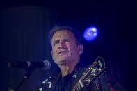 Il était l'un des chanteurs les plus connus d'Afrique du Sud. Johnny Clegg est <strong>décédé le 16 juillet 2019 à l'âge de 66 ans</strong>, des suites d'un cancer, qu'il combattait depuis quatre ans et demi. Surnommé <em>"le Zoulou blanc"</em>, Johnny Clegg avait connu le succès avec sa chanson <em>"Asimbonanga"</em>, en hommage à Nelson Mandela, en 1988. Après sa dernière tournée, il a déclaré : <em>"J’ai eu une carrière gratifiante à bien des égards […] en réussissant à rassembler des gens grâce à des chansons, surtout à un moment où cela semblait complètement impossible"</em>.