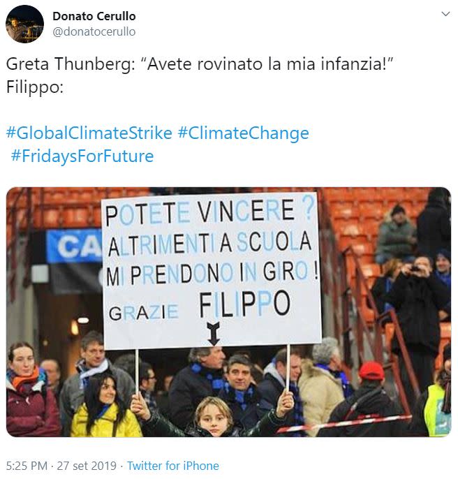 Alcuni utenti di Twitter accostano il cartellone esposto allo stadio da un ragazzino al famoso cartellone dell'attivista per il clima.