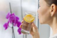 Wie wäre es, ein Mundwasser selbst herzustellen? Dafür müssen Sie nur den Saft einer halben Zitrone in ein Glas Wasser einrühren. Die Spülung hemmt das Bakterienwachstum und erfrischt Ihren Atem. Seien Sie allerdings vorsichtig, wenn Sie kleinere Verletzungen im Mundraum haben, dann könnte es schmerzhaft werden. (Bild: iStock / Valeriy_G)