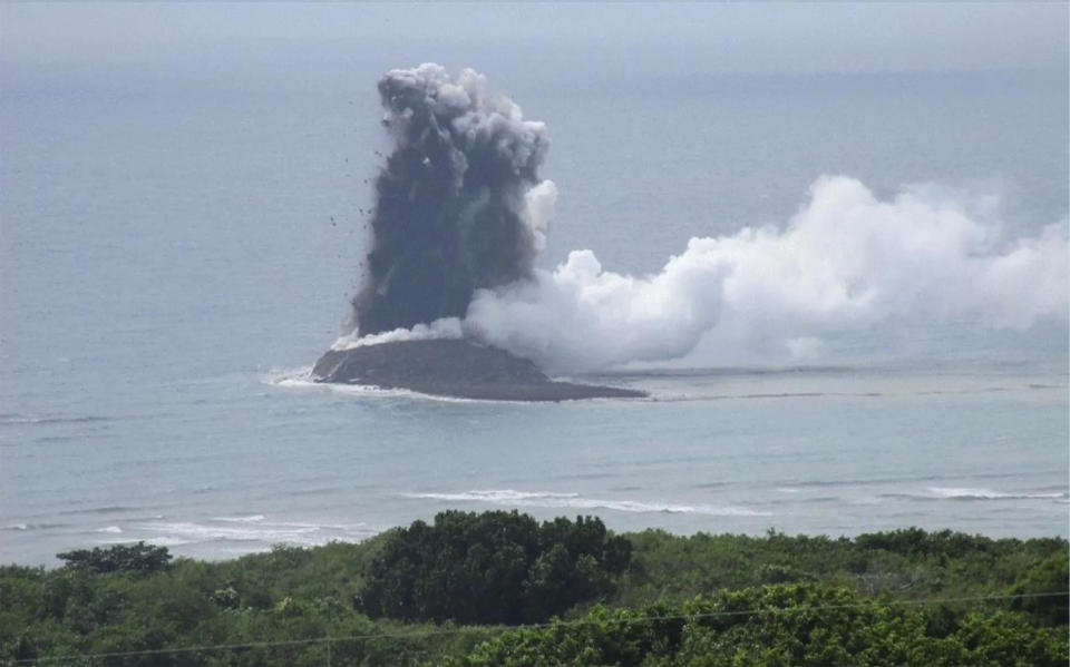 <strong>日本硫磺島附近海域海底火山爆發，形成新的島嶼。（圖／美聯社）</strong>