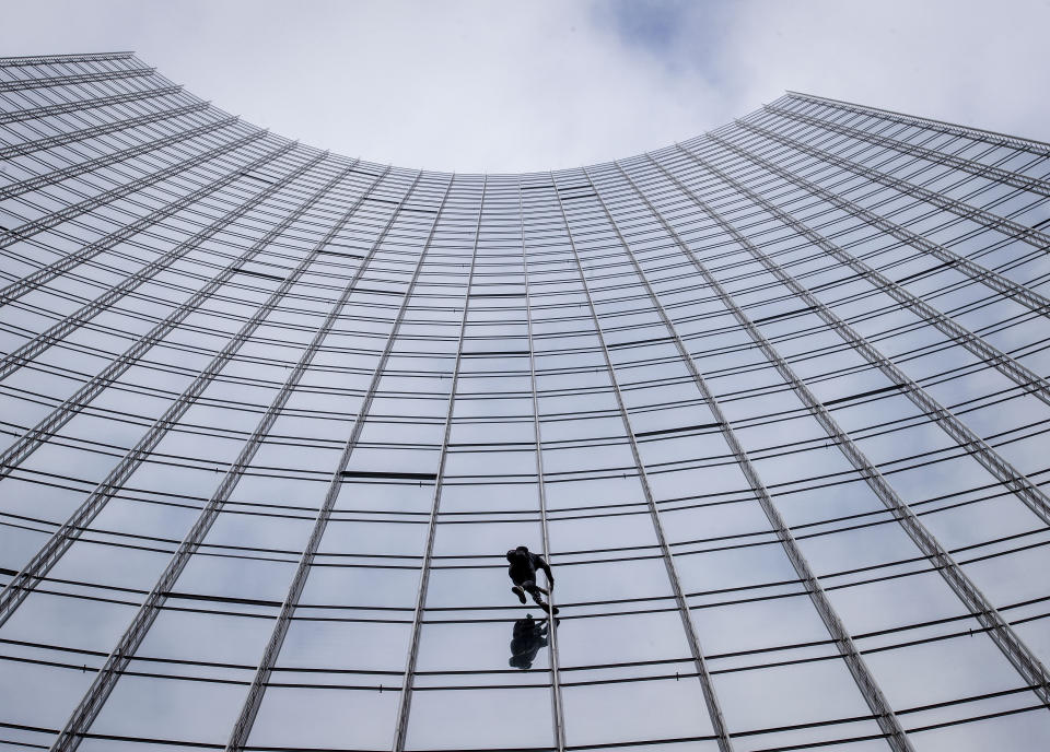 El escalador urbano Alain Robert, apodado el "Hombre Araña francés". escala el rascacielos Skyper" en Fránfort, Alemania, sábado 28 de septiembre de 2019. (AP Foto/Michael Probst)