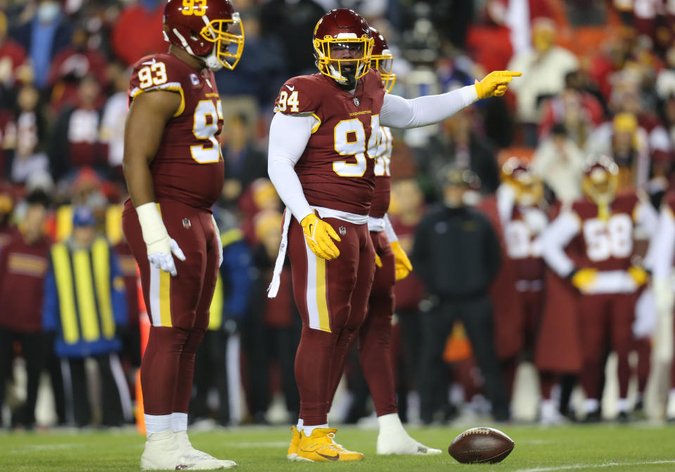 Las soluciones defensivas del equipo de fútbol de Washington Jonathan Allen (93) y Daron Payne (94) tuvieron una discusión en la zona de borde.  (Foto de Lee Coleman / Icon Sportswire a través de Getty Images)