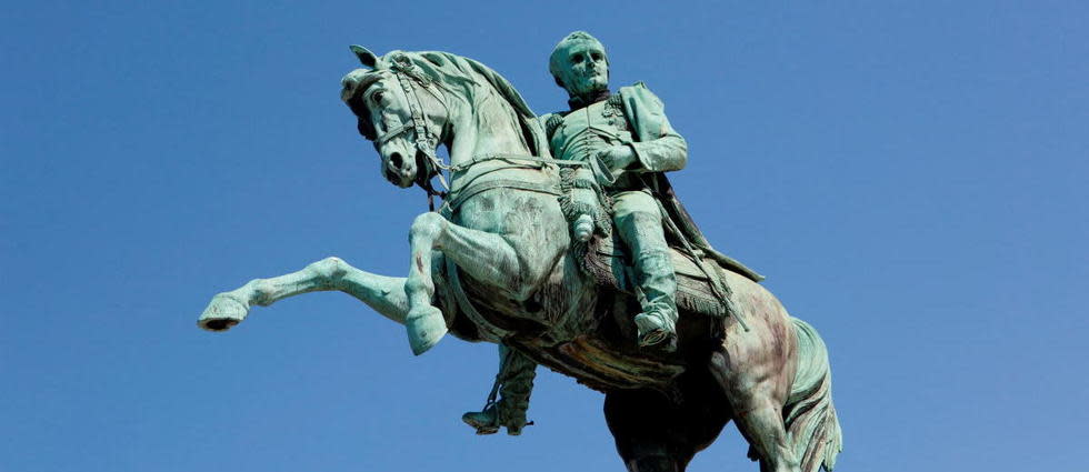 Statue de Napoléon Bonanaparte, place du Général-de-Gaulle à Rouen (Normandie).
