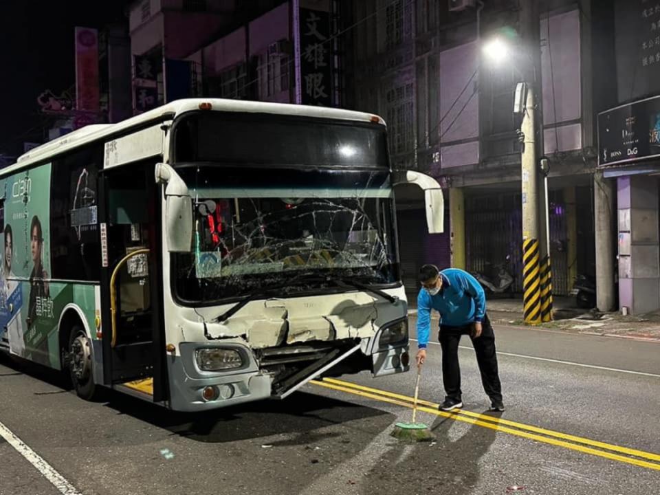 撞擊後公車車頭受創程度嚴重。(圖片來源/ 翻攝自臉書社團)