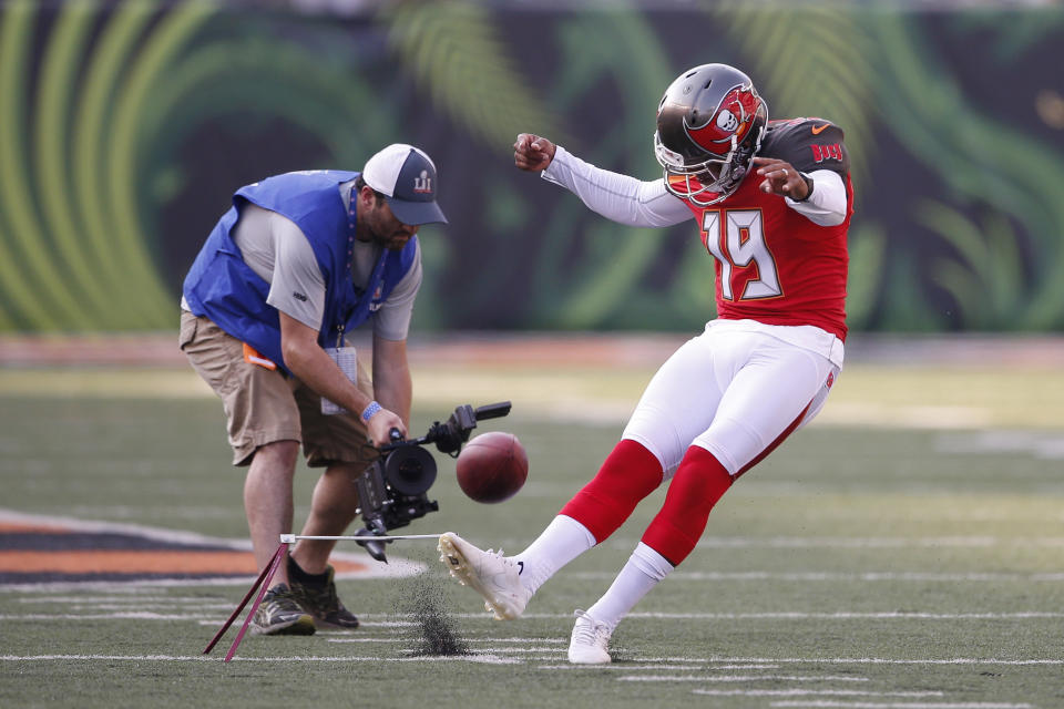 Roberto Aguayo will get another shot, this time with the Los Angeles Chargers. (AP)