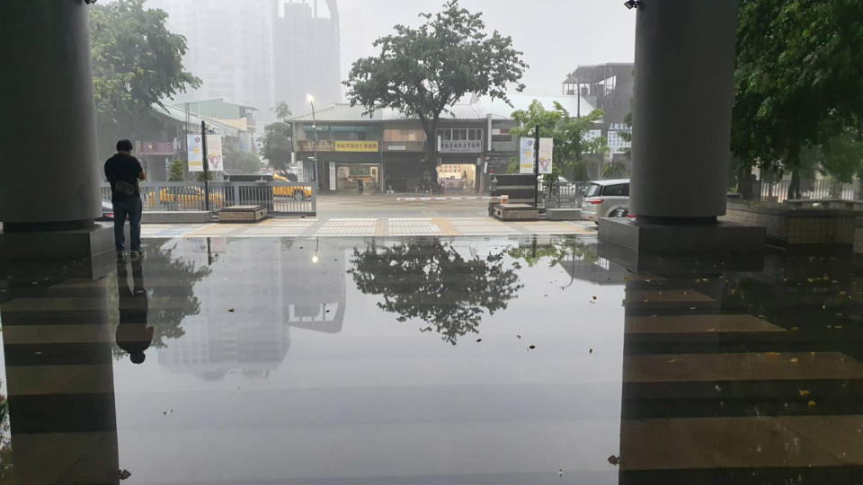 高雄市傍晚下起大雷雨，市民也收到大雷雨的國家級警報簡訊通知。多處出現積淹水災情。（中央社）