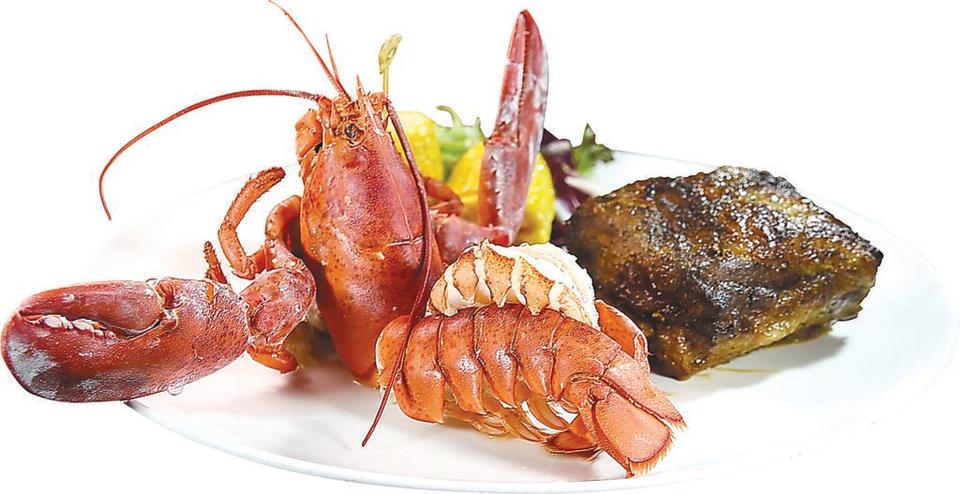 〈加拿大龍蝦 & 加拿大頂級帶骨牛小排〉為一海陸雙拼套餐，每套2,599元+10％。圖／姚舜
