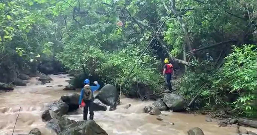 高雄救難人員沿著湍急的溪水，尋找失聯的梁姓男子，可惜最後成了一具浮屍。（圖／翻攝畫面）