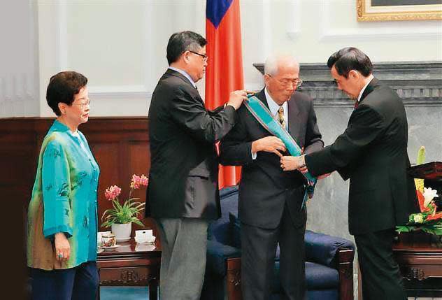 李鍾桂丈夫施啟揚（右2）曾任司法院長，退休後曾獲前總統馬英九（右1）表揚。（總統府提供）