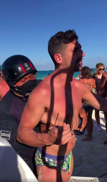 <p> Una pareja gay fue esposada por policías armados “por besarse” en una playa de México</p> (Facebook )