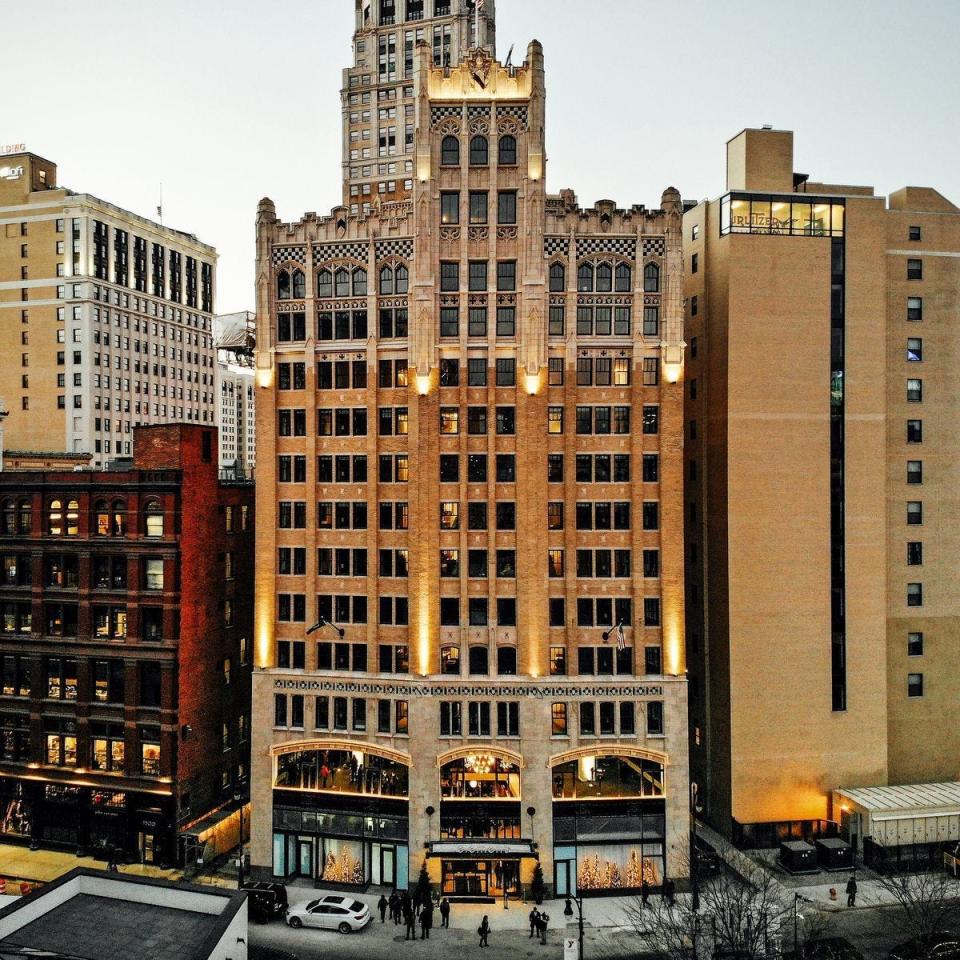 The Element at the Metropolitan hotel replaces the old Metropolitan Building, located at 33 John R in Detroit, which had sat vacant since 1979.