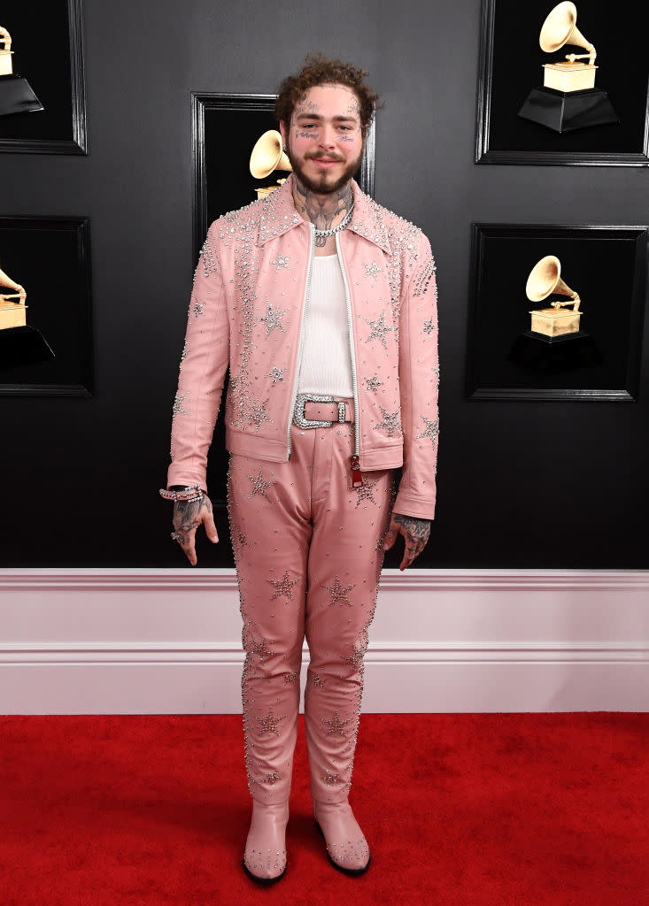 <p>Le rappeur Post Malone avait choisi un ensemble rose à clous qui reste un mystère encore aujourd’hui… </p>