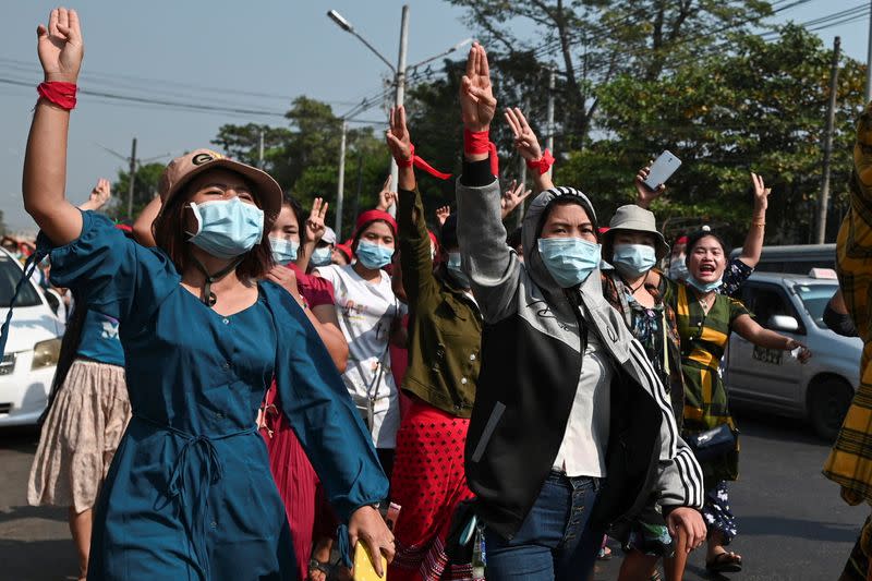 Manifestantes durante una protesta en Yangón, Myanmar, el 6 de febrero de 2021