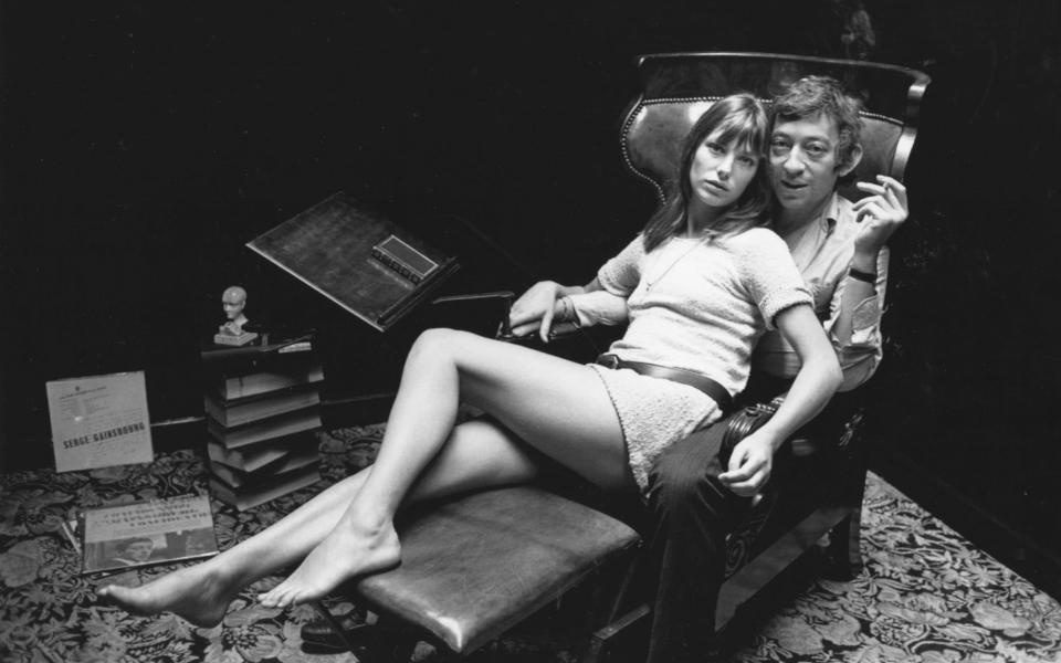 French singer-songwriter Serge Gainsbourg, with cigarette in hand, and English actress Jane Birkin at home in Paris - HULTON ARCHIVE 