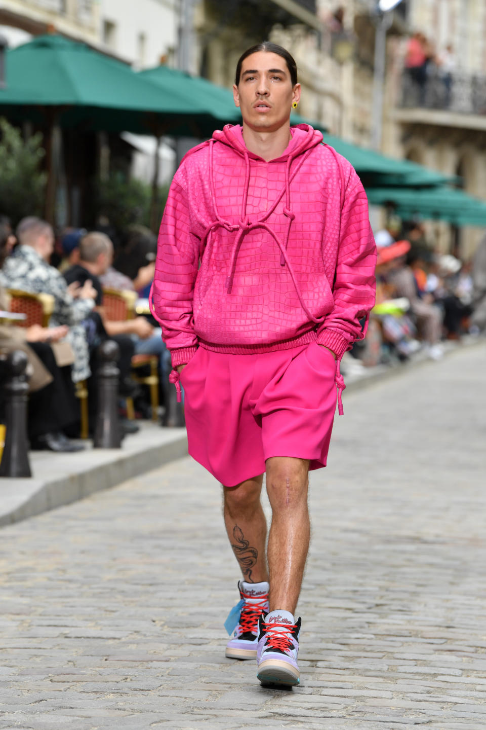 Con este look en color rosado Héctor Bellerín deslumbró en pasarelas (Foto: Pascal Le Segretain/Getty Images)