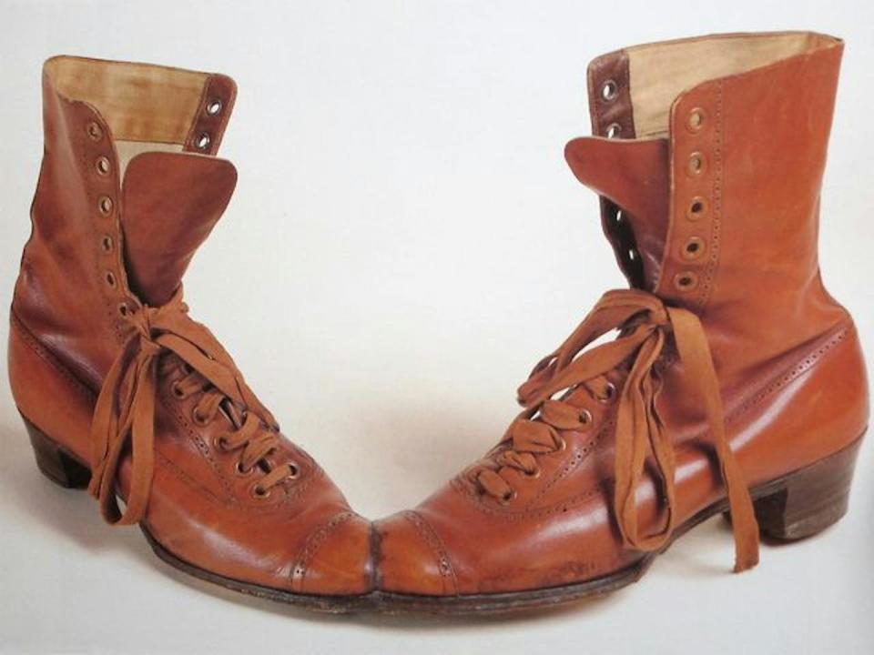 Imagen de dos botas victorianas unidas por la punta.