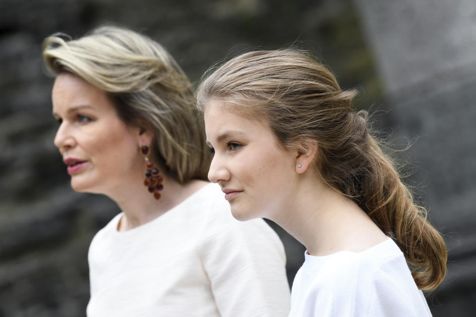 <p>Elisabeth de Bélgica, en la imagen con su madre Matilde, alcanzará el próximo 25 de octubre la mayoría de edad, así que pronto podríamos verla lucir vestidos de gala en actos oficiales. Es la primera mujer de su país en optar a la sucesión, ya que la ley sálica fue abolida en 1991. (Foto: Frederic Sierakowski / AP). </p>