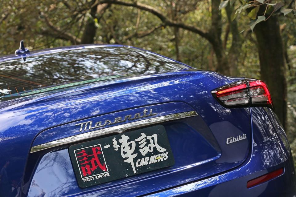 車尾草寫品牌字樣由過往的狂放風格變得較為整齊劃一，此外還新增電動啟閉尾門含足踢感應功能。