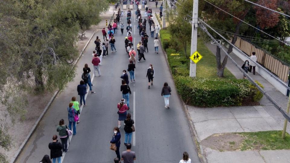 Dado que el referendo se realiza en medio de la pandemia de coronavirus, las autoridades buscaron que las personas mantuvieran una distancia mínima a la hora de hacer las filas.