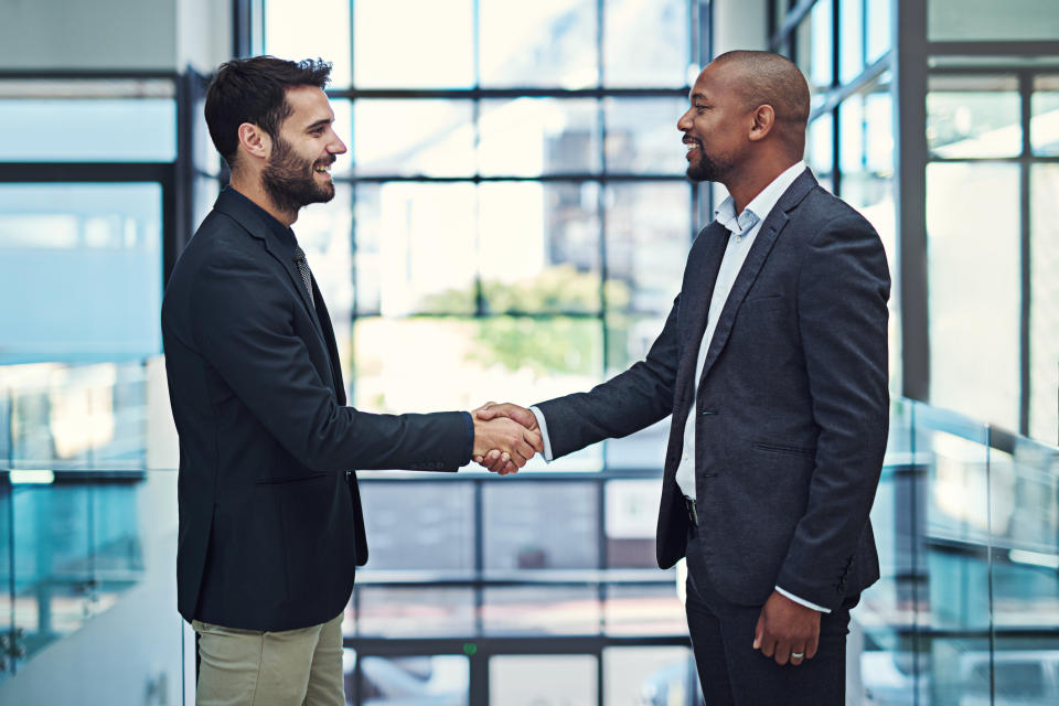 <p>La première rencontre a été la bonne. Le courant passe parfaitement avec le candidat, son CV et ses compétences sont l’idéales pour le poste à pourvoir. Mais mieux vaut avoir l’avis d’un autre collaborateur, et faire rencontrer le candidat à d’autres personnes avant de le recruter.</p>