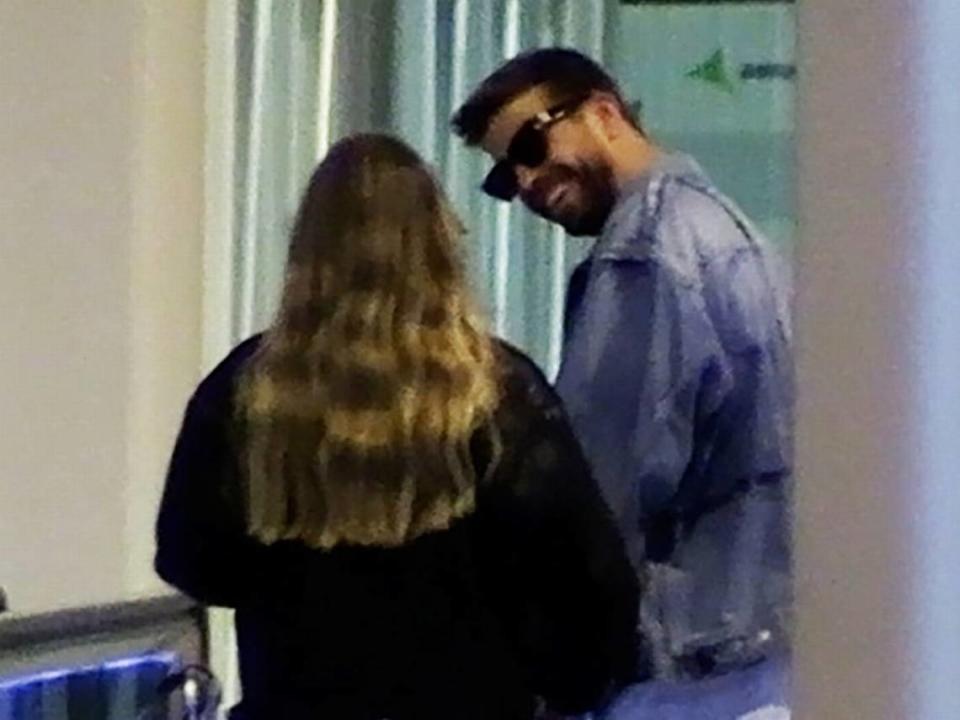 Gerard Piqué mira encandilado a Clara Chía a su regreso de París Europa Press Reportajes / Europa Press 22/9/2022