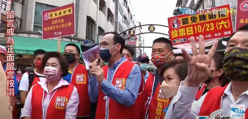 國民黨主席朱立倫今天到台中海線選區掃街，呼籲選民明日投票支持「刪Q罷免案」（取自中天電視）