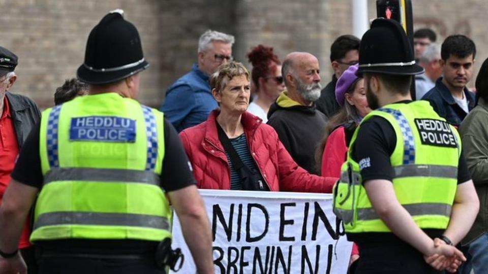 Manifestantes en las afueras del Castillo de Cardiff durante la proclamación del Rey Carlos III en Gales el 11 de septiembre