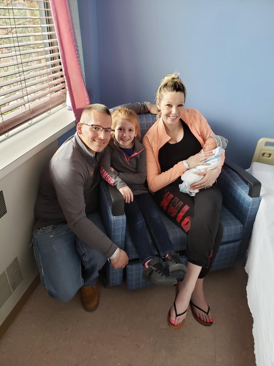 Elizabeth Dominguez (pictured with her daughter and husband) of New York tested positive for opiates after eating a bagel with poppy seeds hours before giving birth to her third child. (Photo: Courtesy of Elizabeth Dominguez)