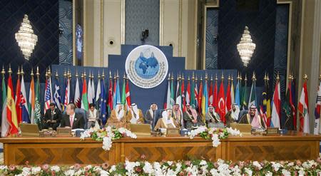 Kuwaiti Emir Sheikh Sabah al-Ahmed al-Sabah (C), U.N. Secretary General Ban Ki-moon (L) and Kuwaiti Foreign Minister Sheikh Sabah Khalid al-Hamad al-Sabah (R) attend during the opening session of the Syrian Donors Conference at Bayan Palace Liberation Hall in Kuwait City January 15, 2014. REUTERS/Pablo Martinez Monsivais/Pool