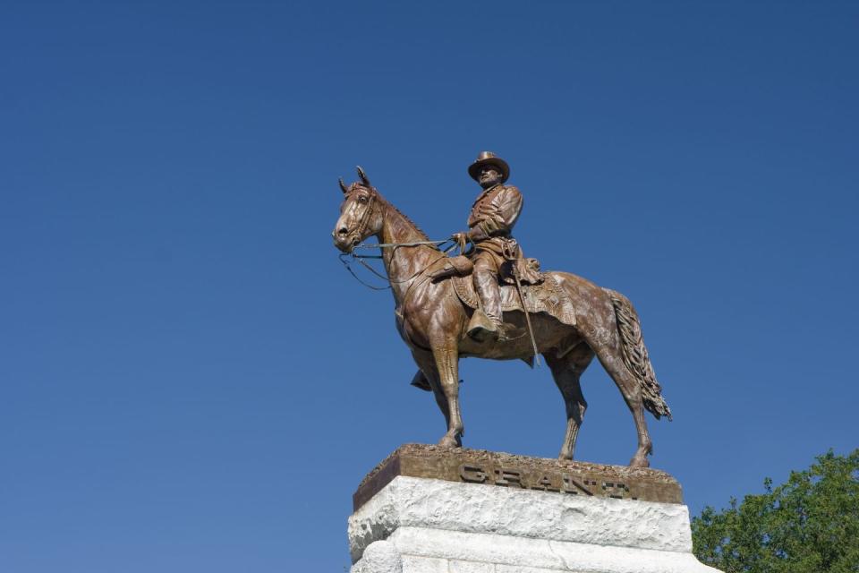 monument depicting ulysses s grant