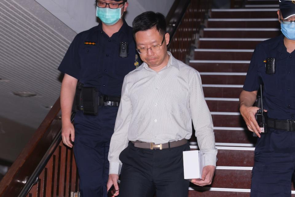 前建業法律事務所主持律師王晨桓交保離開，左手還拿著電子監控的充電設備。廖瑞祥攝