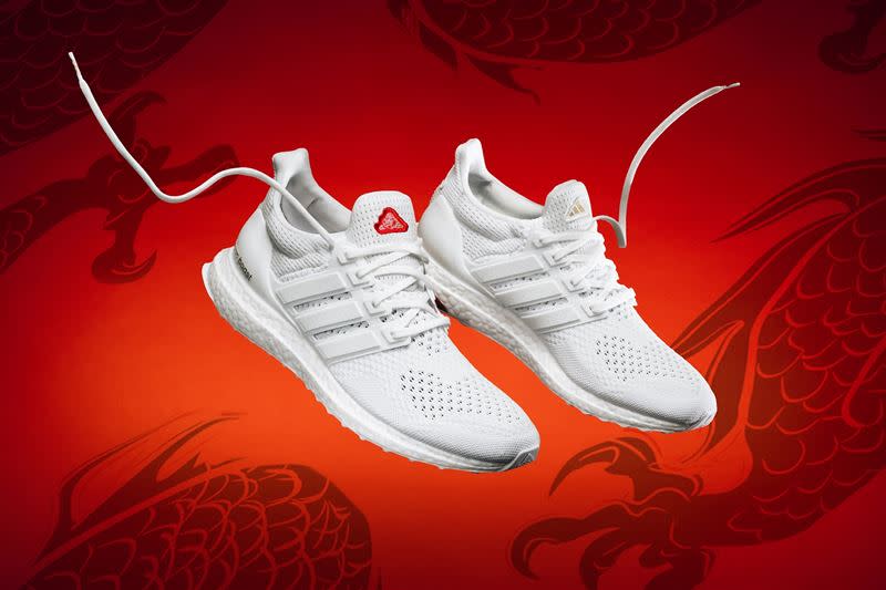 adidas獻上龍年限定跑鞋，龍紋圖騰融入全白經典ULTRABOOST 1.0 DNA，一同迎新年。（圖／品牌業者提供）