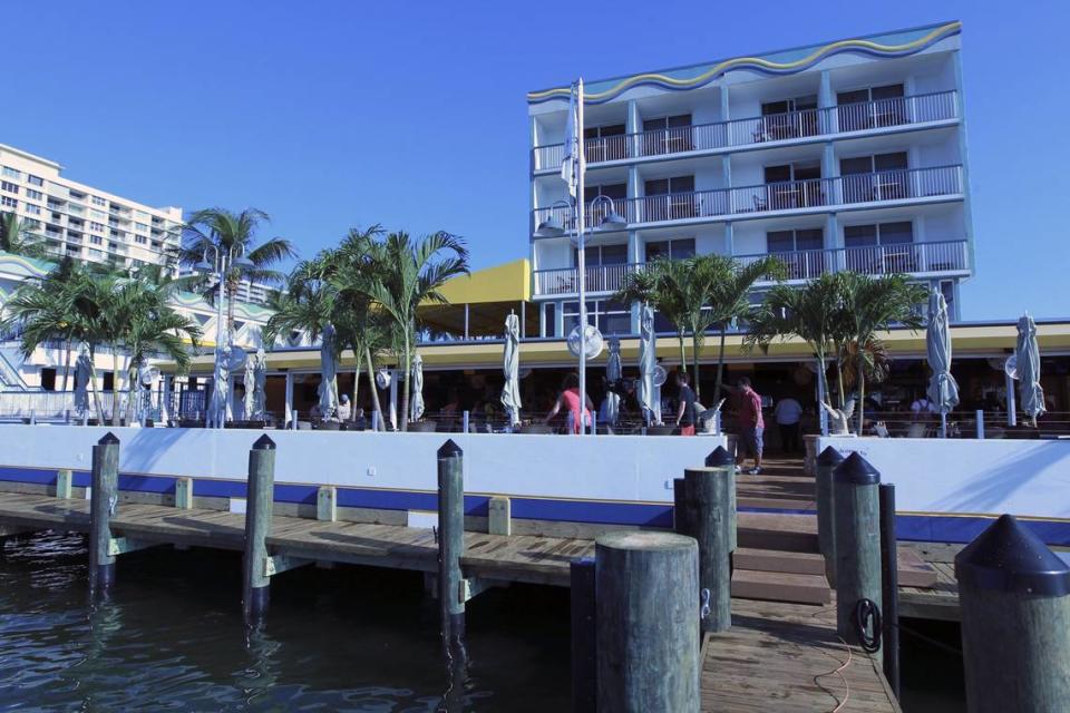 Una vista de la terraza hacia el mar y Shuckers en North Bay Village, que se convertirá en el Palm Tree Club a finales de 2024.