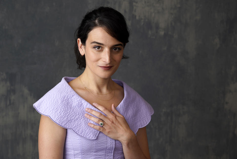 La actriz de voz y coguionista Jenny Slate posa en el Hotel Four Seasons en Los Angeles para promover la película "Marcel the Shell with Shoes On" el 21 de junio de 2022. La película se estrena el 24 de junio. (Foto AP/Chris Pizzello)