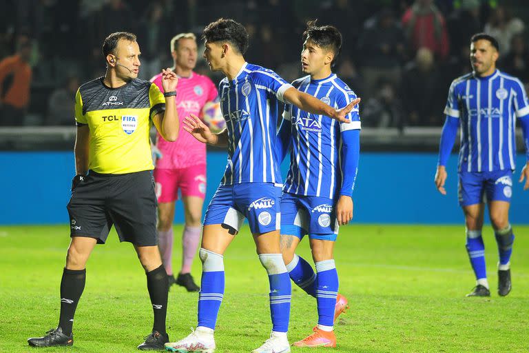 Los jugadores de Godoy Cruz enviaron un fuerte comunicado en repudio al arbitraje de Darío Herrera en la derrota por 2-0 ante Banfield, y el secretario ejecutivo de la AFA, Pablo Toviggino, salió al cruce