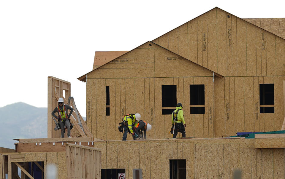 Workers construct new homes in a development on Tuesday, June 25, 2024, in Loveland, Colo. On Thursday, July 11, 2024, Freddie Mac reports on this week's average U.S. mortgage rates. (AP Photo/David Zalubowski)