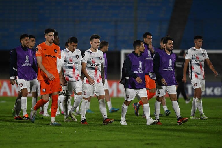 La retirada cabizbaja de San Lorenzo del estadio Centenario, de Montevideo: el Ciclón perdió en la última acción frente a Liverpool y debilitó las posibilidades de clasificarse para los octavos de final de la Copa Libertadores.