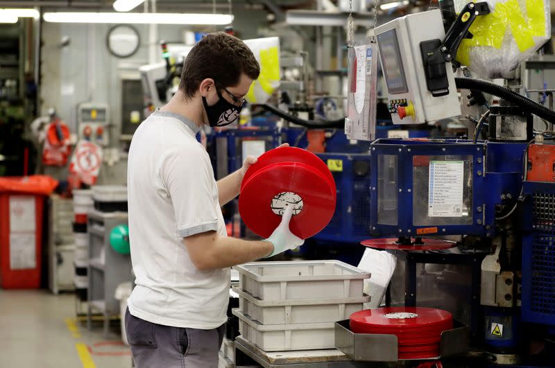 Un empleado trabaja en la fábrica de discos de vinilo de GZ Media en medio de la pandemia de COVID-19 en Loděnice