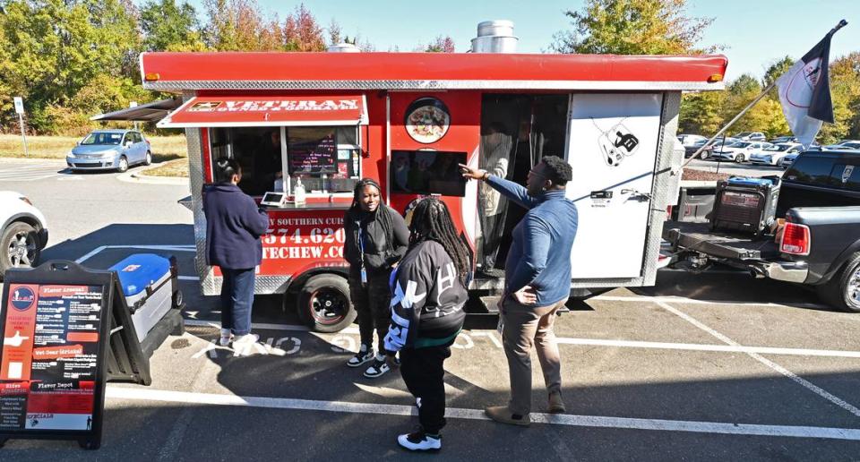 Office workers line up to purchase lunch from the Salute Chew food truck at Whitehall Corporate Center in Charlotte last week. JEFF SINER/jsiner@charlotteobserver.com